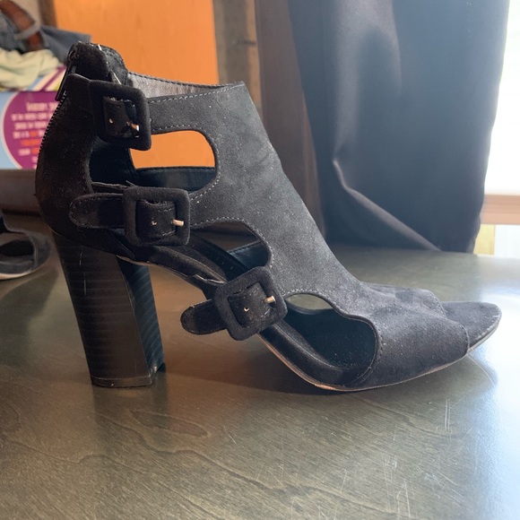 Black heels - Picture 2 of 3